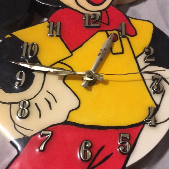 Mickey mouse shaped clock - Picture 10 of 13